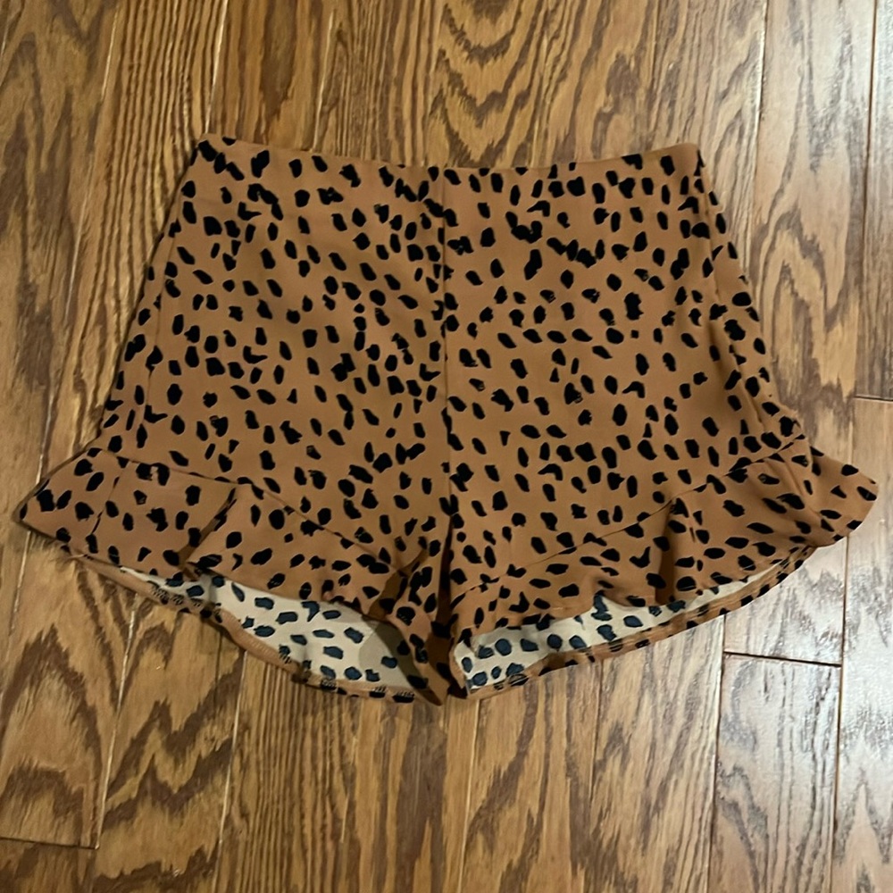 Dress shorts with fun print , size M